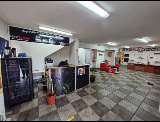 2,100M² WAREHOUSE TO LET IN JET PARK